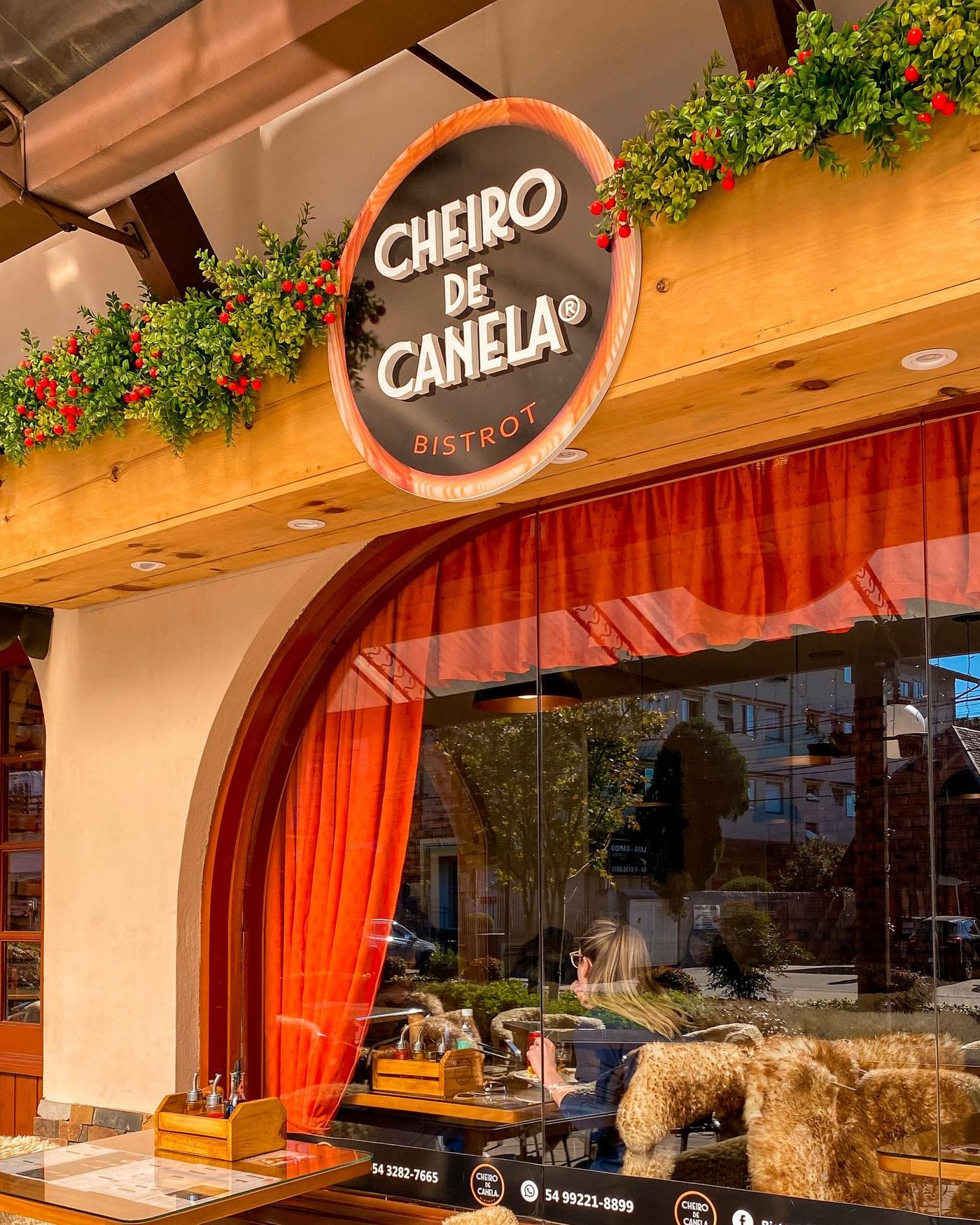 Fachada do bistrô com anúncio do Apfelstrudel, uma das melhores sobremesas de Canela
